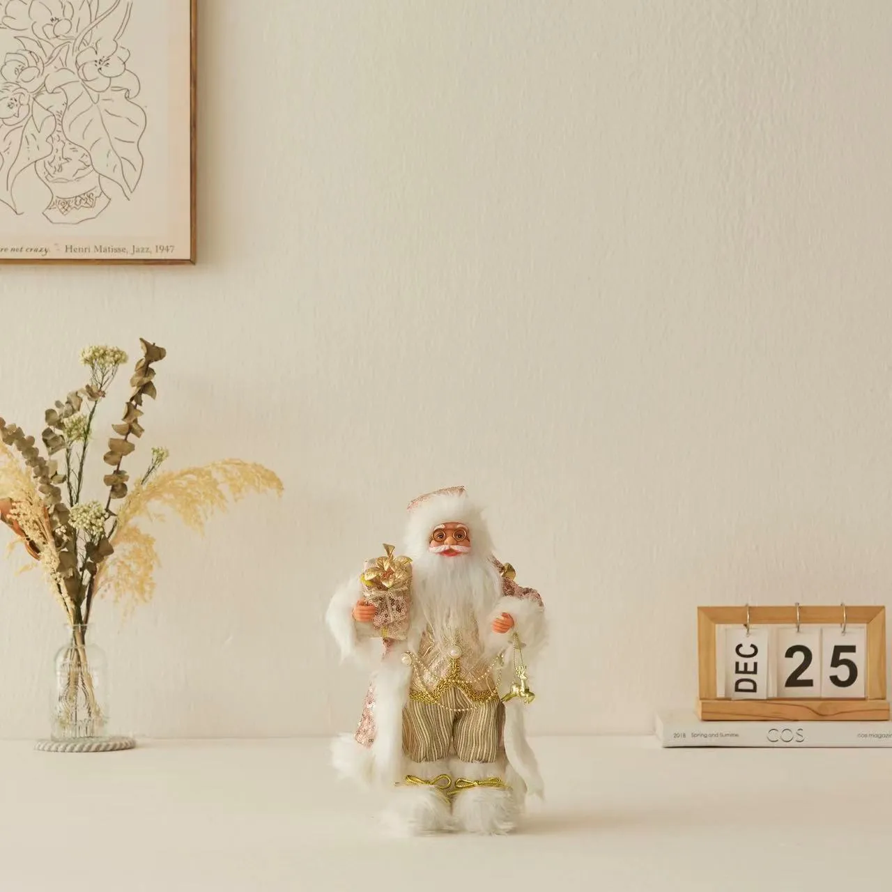 Charming Santa Claus Ornament - Festive Holiday Decor